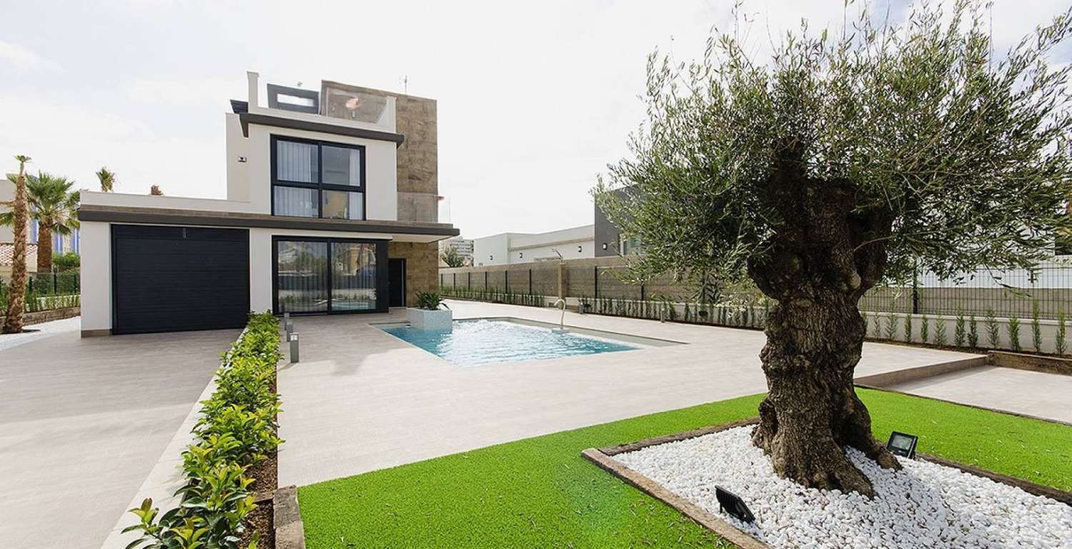 Villa en venta en Campoamor (Orihuela)