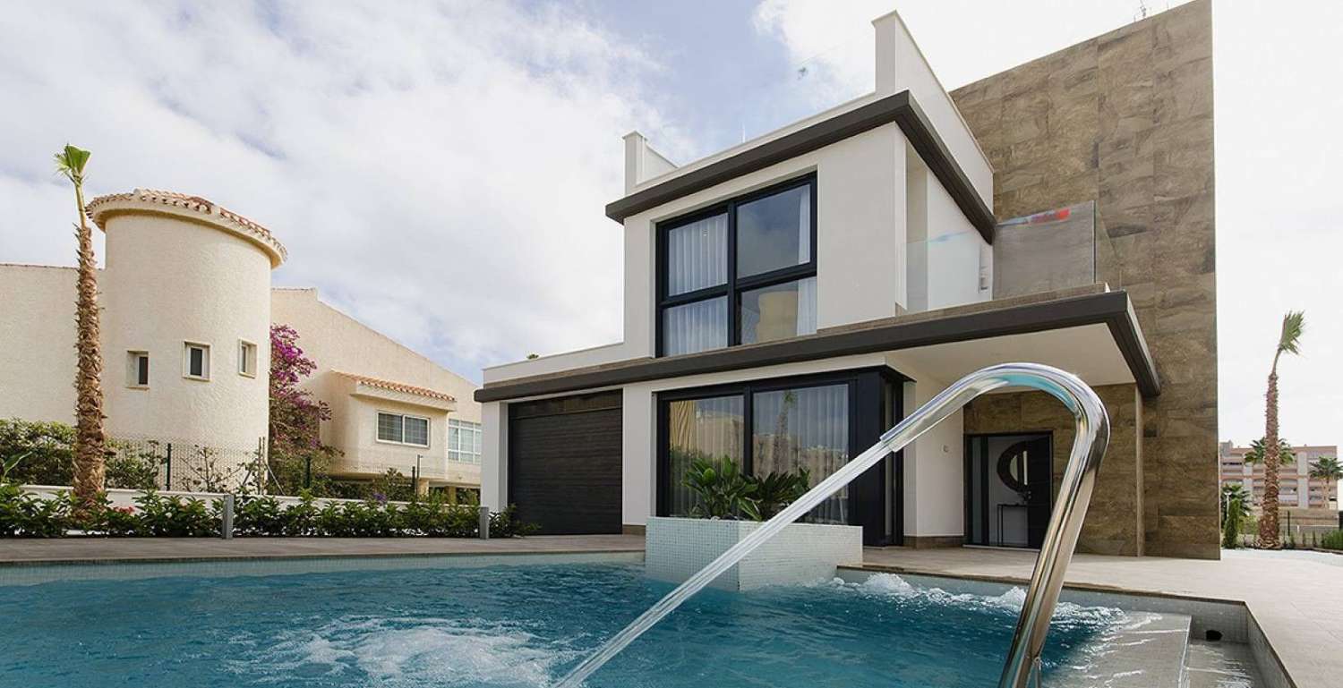 Villa en venta en Campoamor (Orihuela)