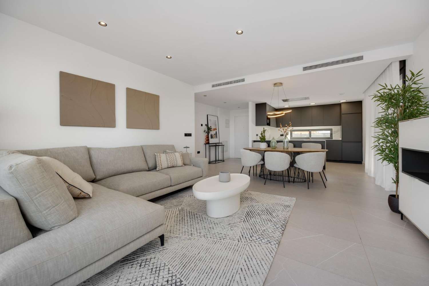 Exclusiva Villa en Torrevieja: Lujo, Comodidad y Proximidad al Mar