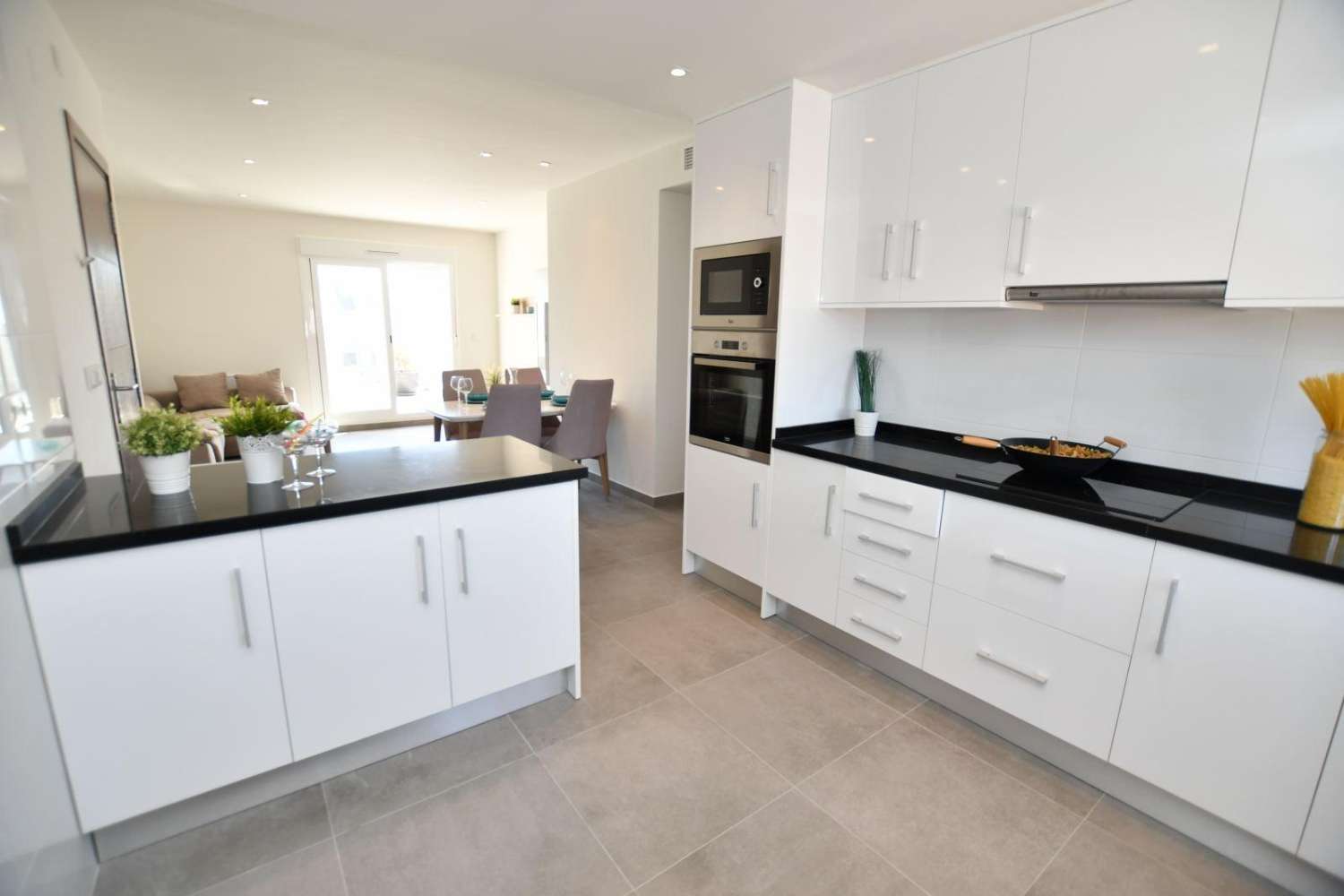Bungalow Nuevo en San Miguel de Salinas – ¡Tu Paraíso a Solo 5 km del Mar!