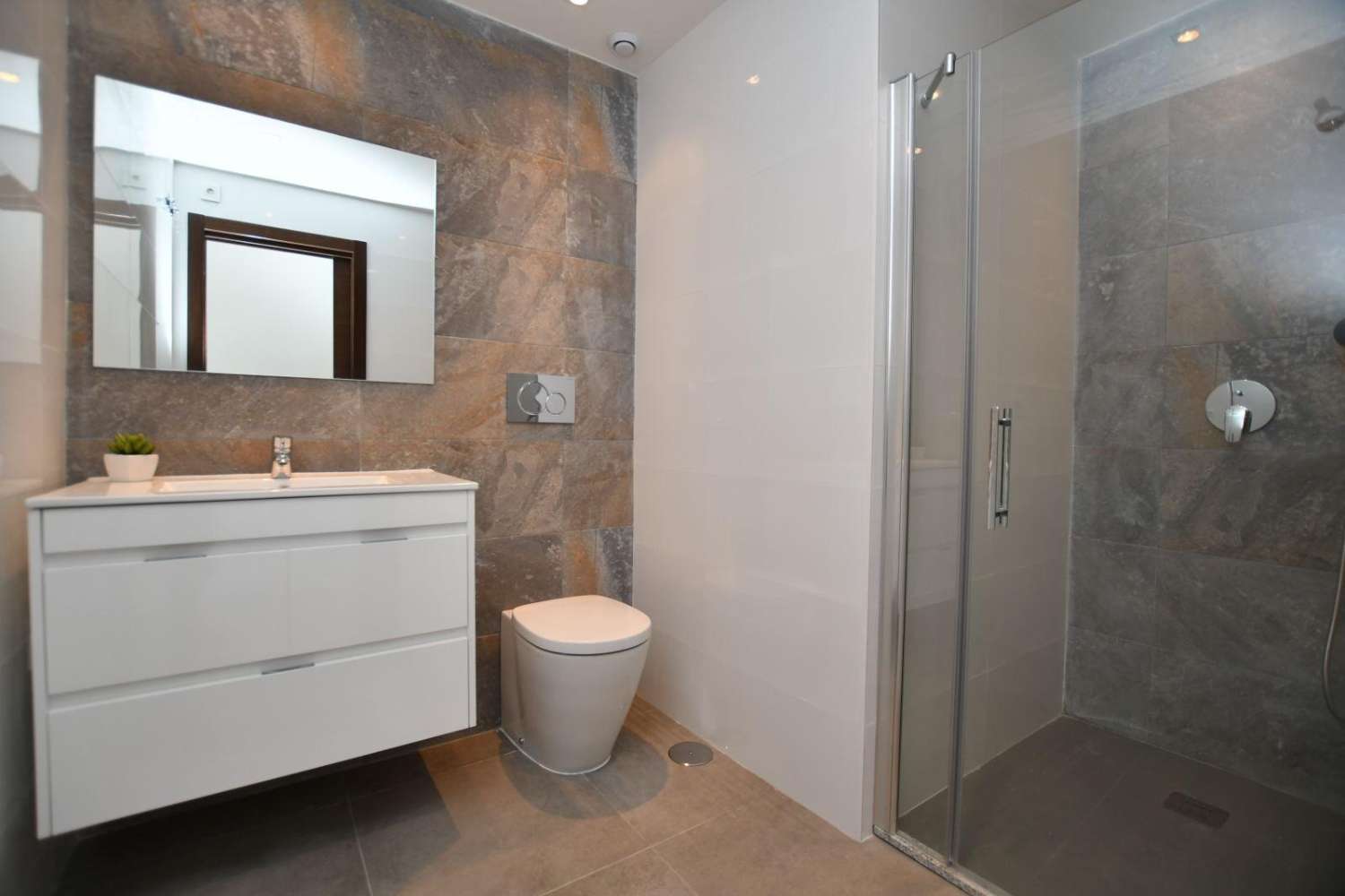 Bungalow Nuevo en San Miguel de Salinas – ¡Tu Paraíso a Solo 5 km del Mar!