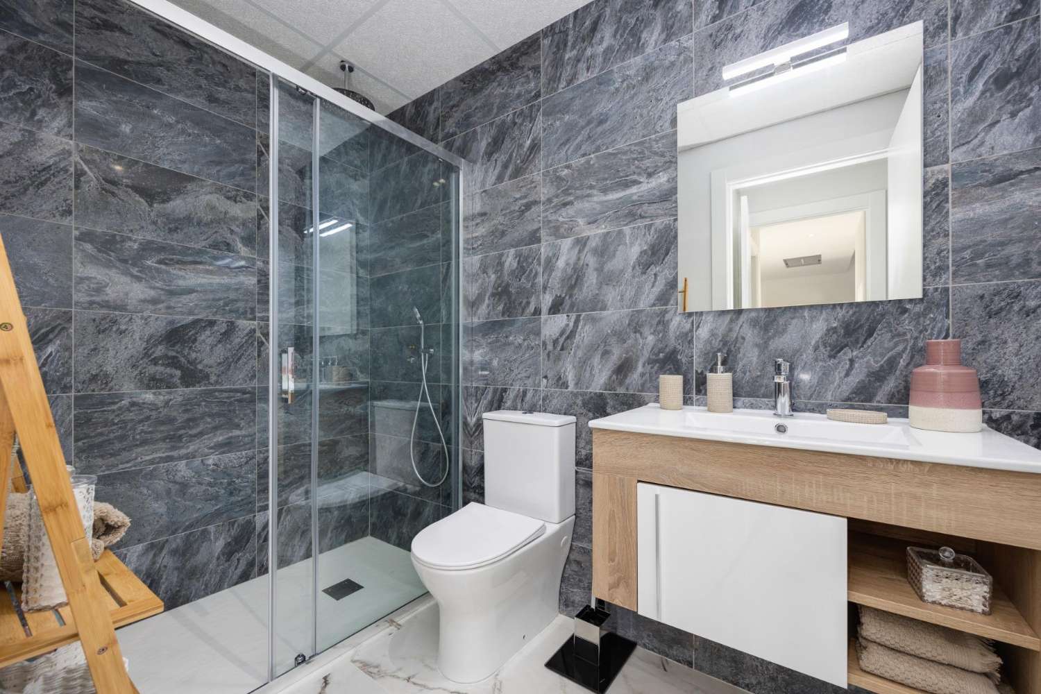 Moderno Ático en San Miguel de Salinas con Solarium y Terraza Privadas