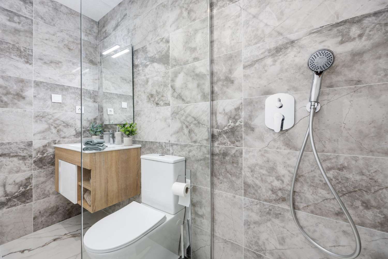 Moderno Ático en San Miguel de Salinas con Solarium y Terraza Privadas