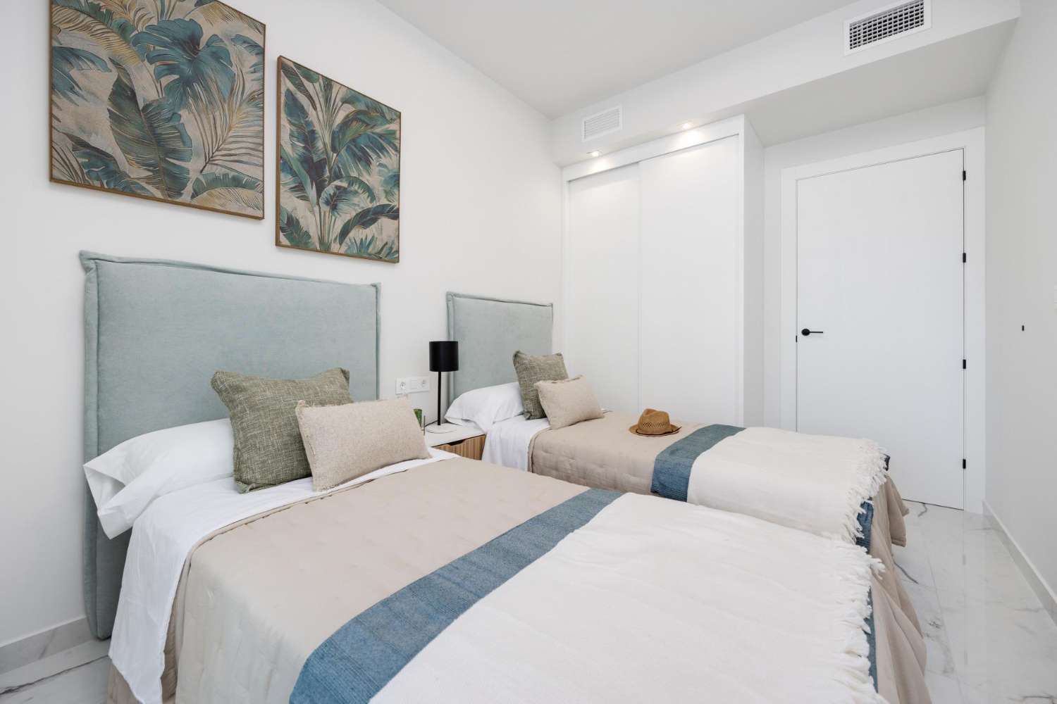 Moderno Ático en San Miguel de Salinas con Solarium y Terraza Privadas