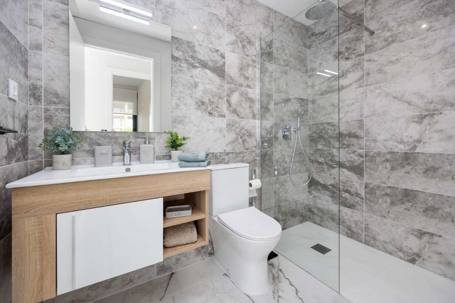 Moderno Ático en San Miguel de Salinas con Solarium y Terraza Privadas