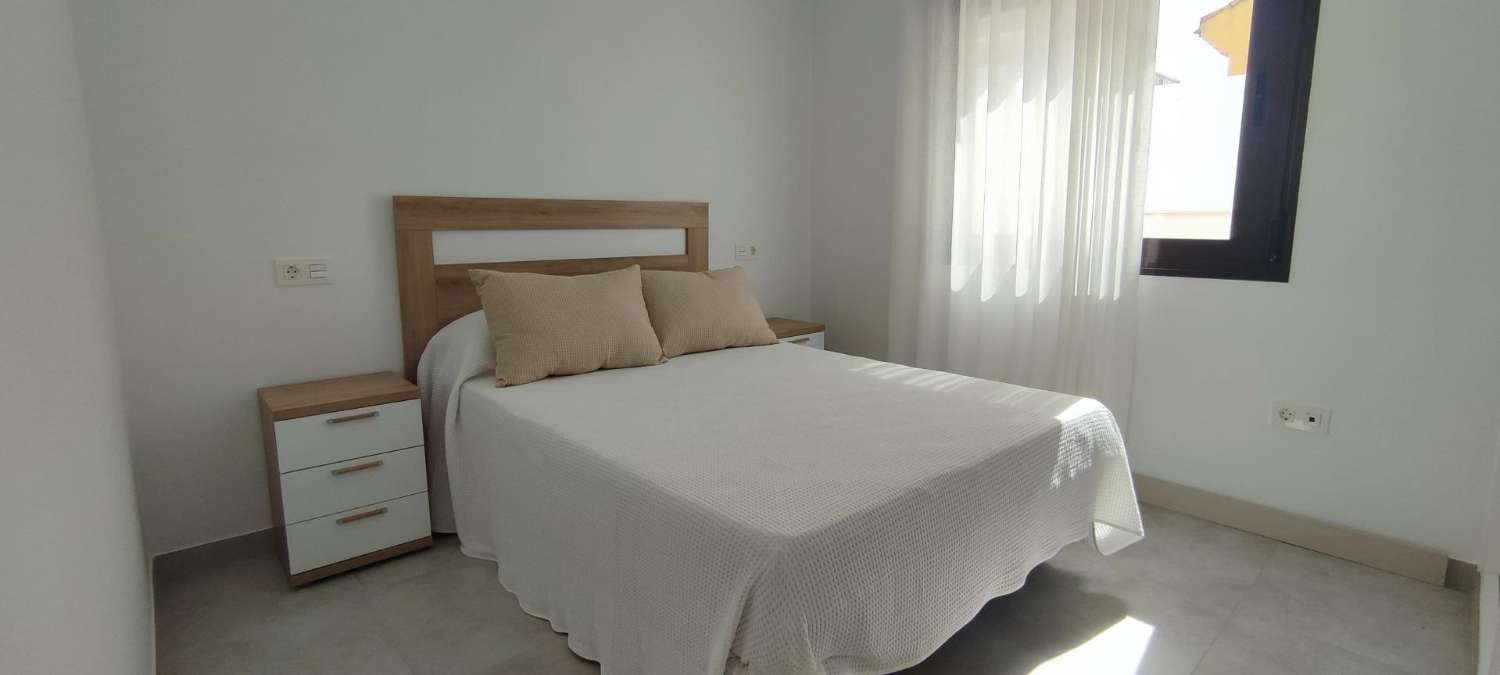 Encantador Bungalow con Terraza Privada en Pilar de la Horadada