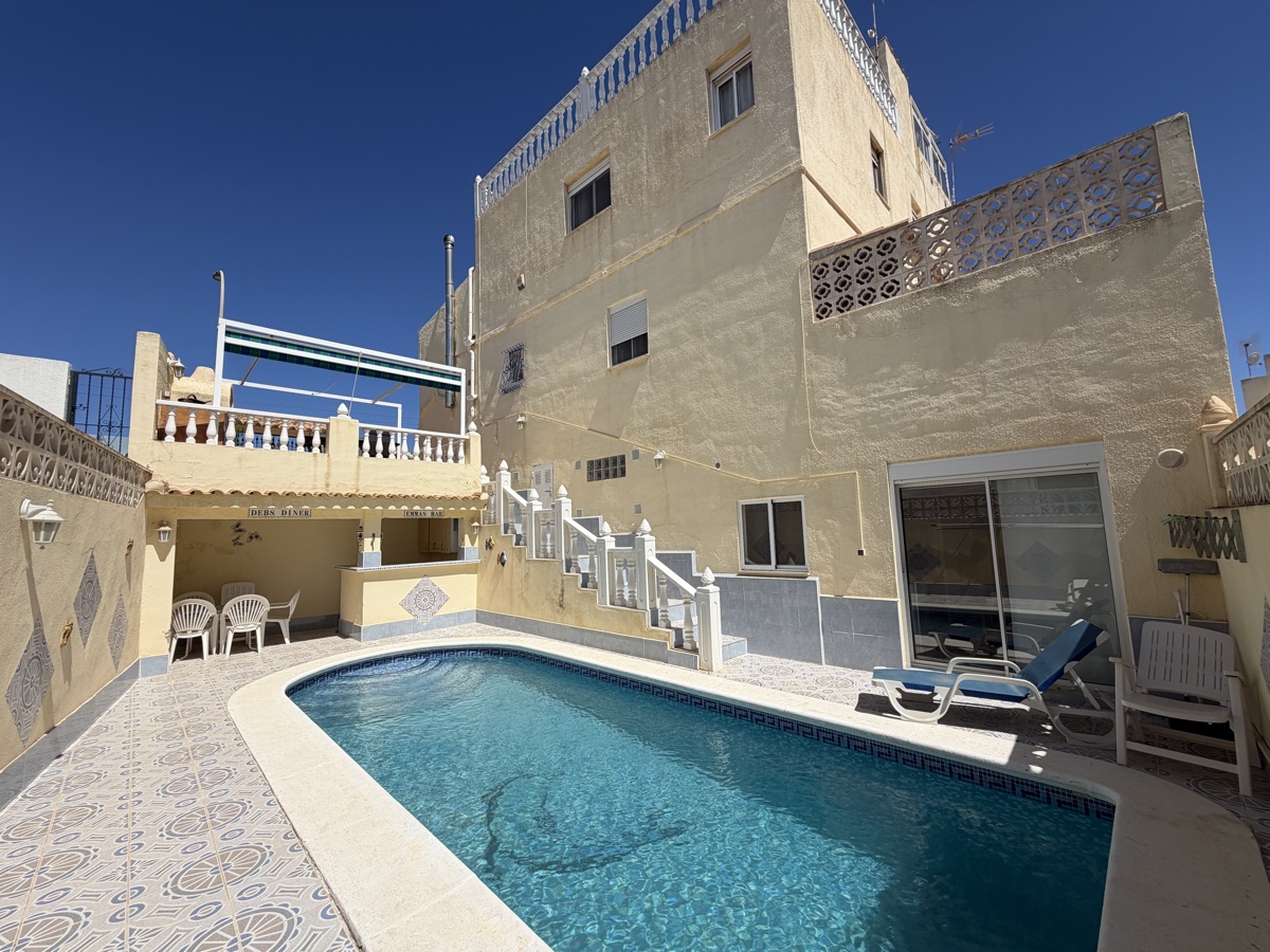 Maison de ville de 3 chambres et 3 salles de bain à San Miguel De Salinas