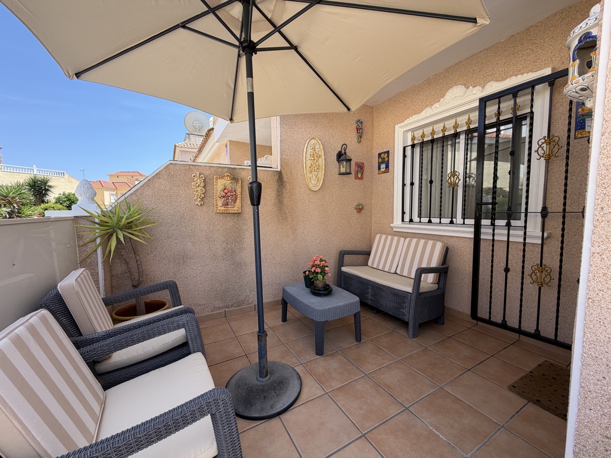 Casa adosada de 2 dormitorios y 2 baños en La Zenia