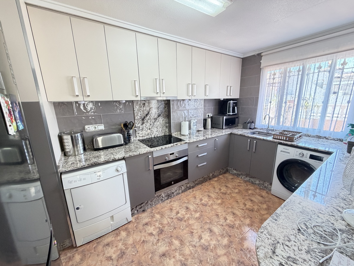 Casa adosada de 2 dormitorios y 2 baños en La Zenia