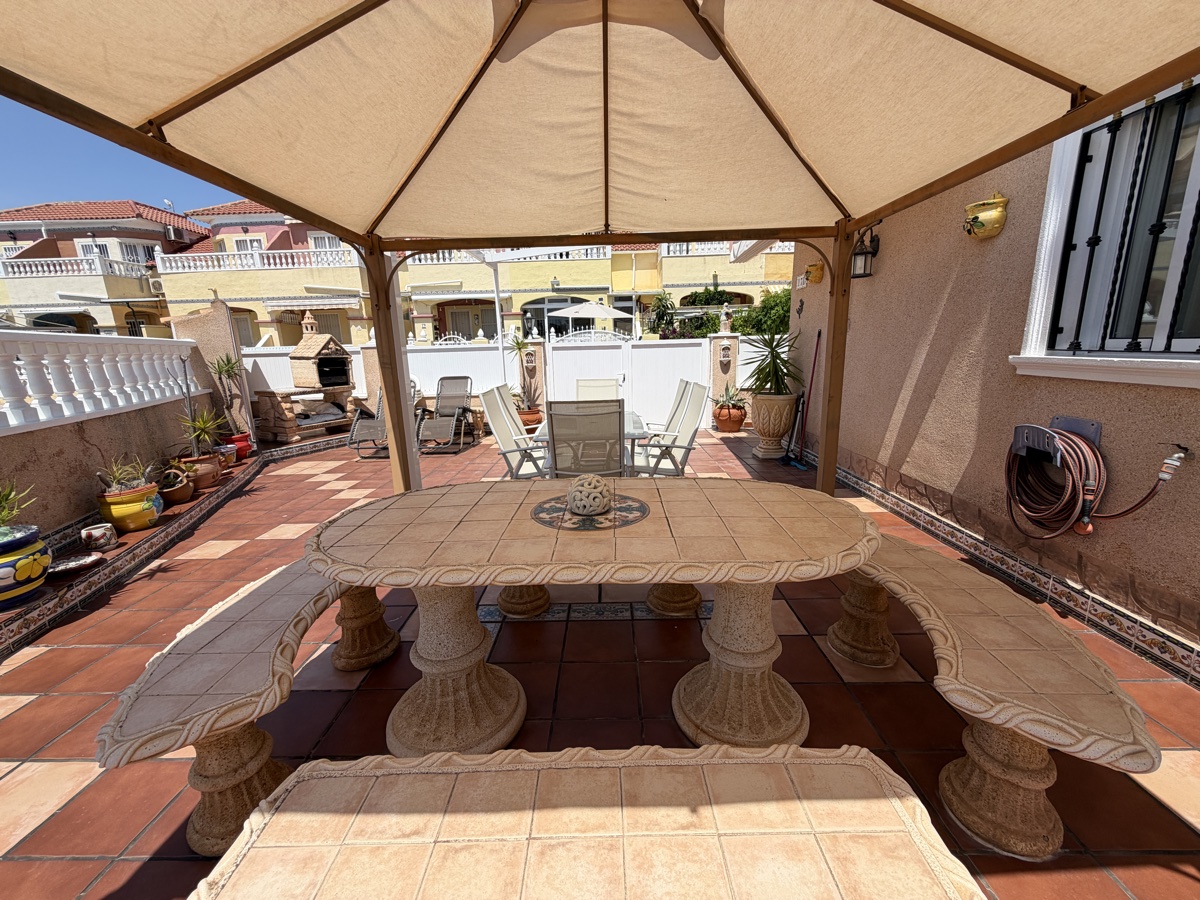 Casa adosada de 2 dormitorios y 2 baños en La Zenia