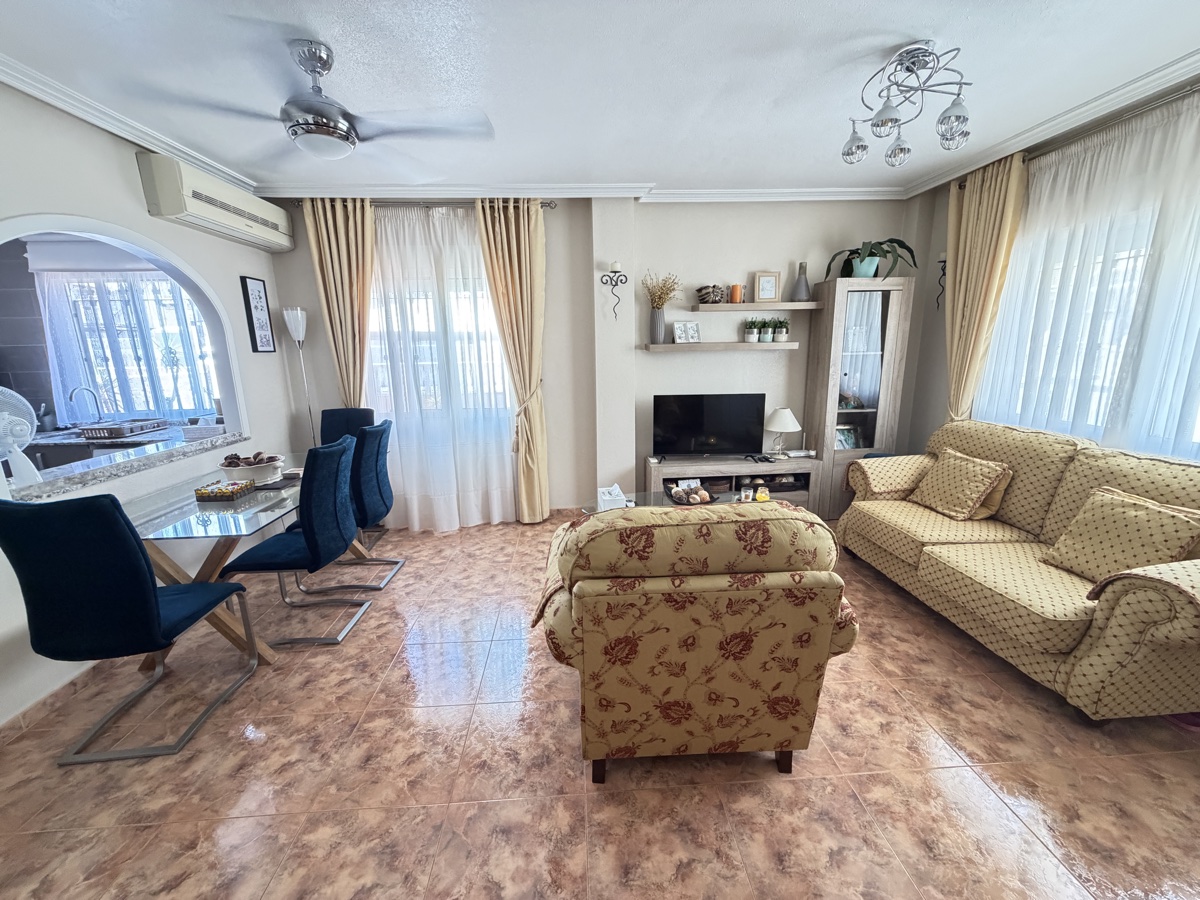 Casa adosada de 2 dormitorios y 2 baños en La Zenia