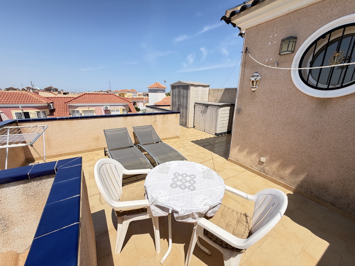 Casa adosada de 2 dormitorios y 2 baños en La Zenia