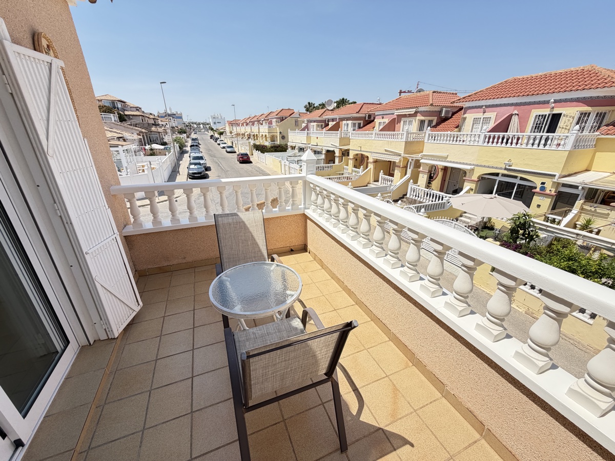 Casa adosada de 2 dormitorios y 2 baños en La Zenia