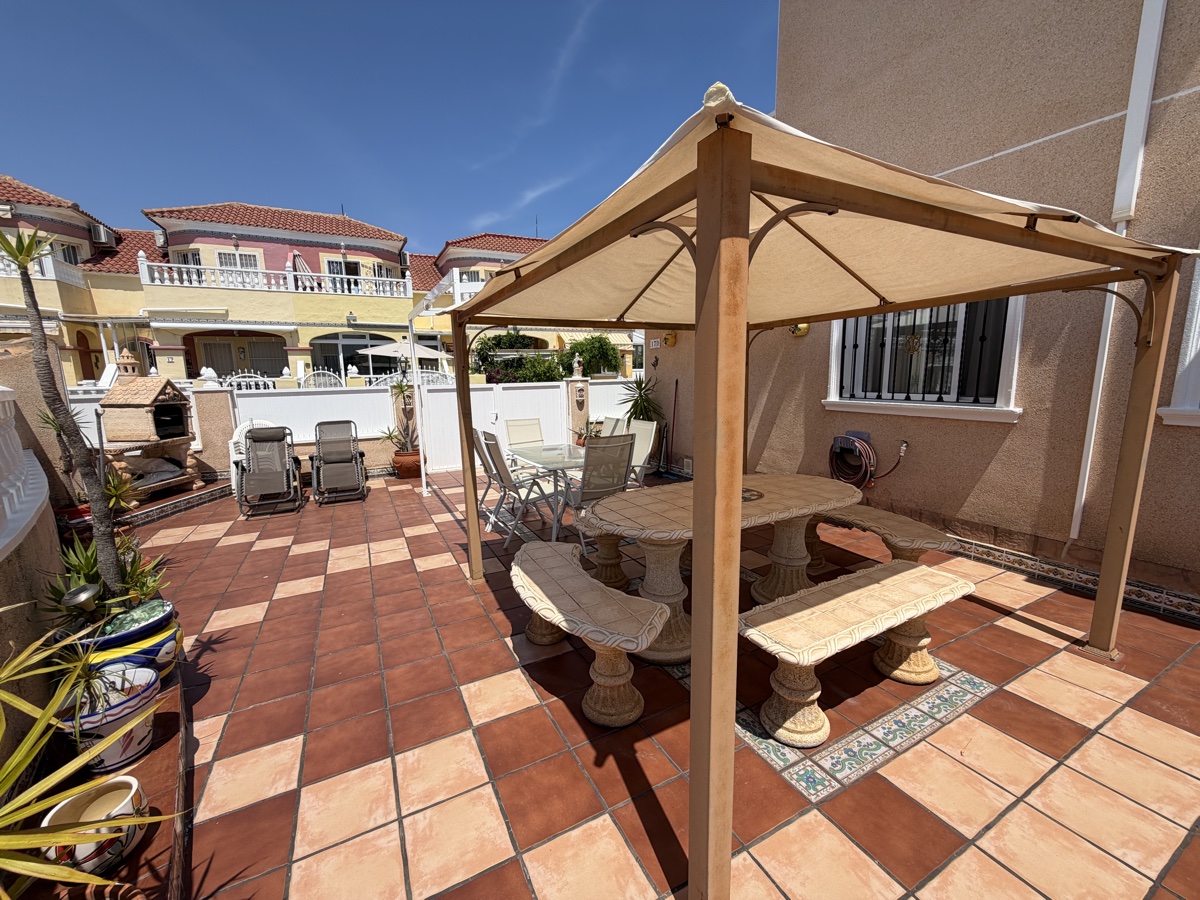 Casa adosada de 2 dormitorios y 2 baños en La Zenia
