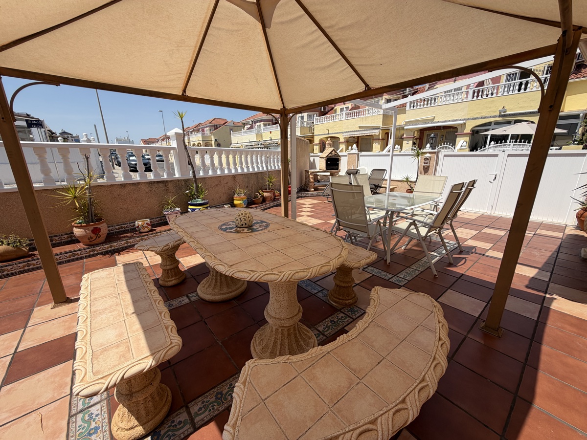 Casa adosada de 2 dormitorios y 2 baños en La Zenia