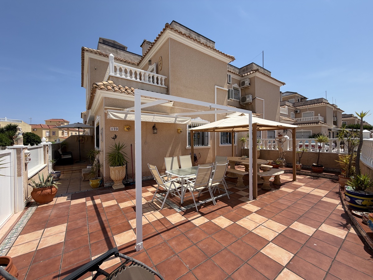 Casa adosada de 2 dormitorios y 2 baños en La Zenia
