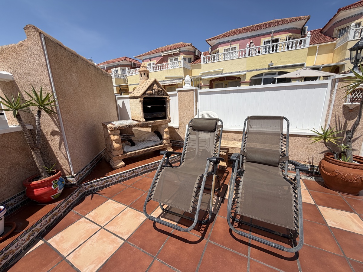 Casa adosada de 2 dormitorios y 2 baños en La Zenia