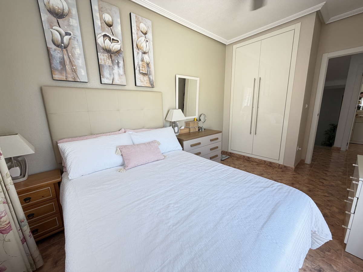 Casa adosada de 2 dormitorios y 2 baños en La Zenia