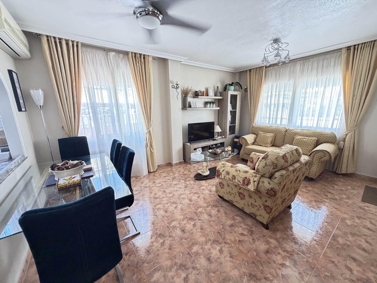 Casa adosada de 2 dormitorios y 2 baños en La Zenia