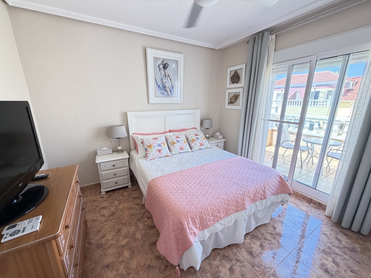 Casa adosada de 2 dormitorios y 2 baños en La Zenia