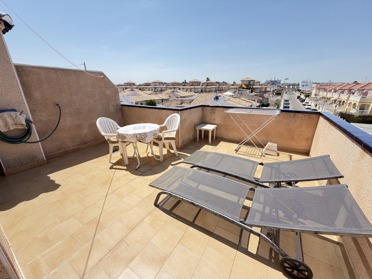 Casa adosada de 2 dormitorios y 2 baños en La Zenia