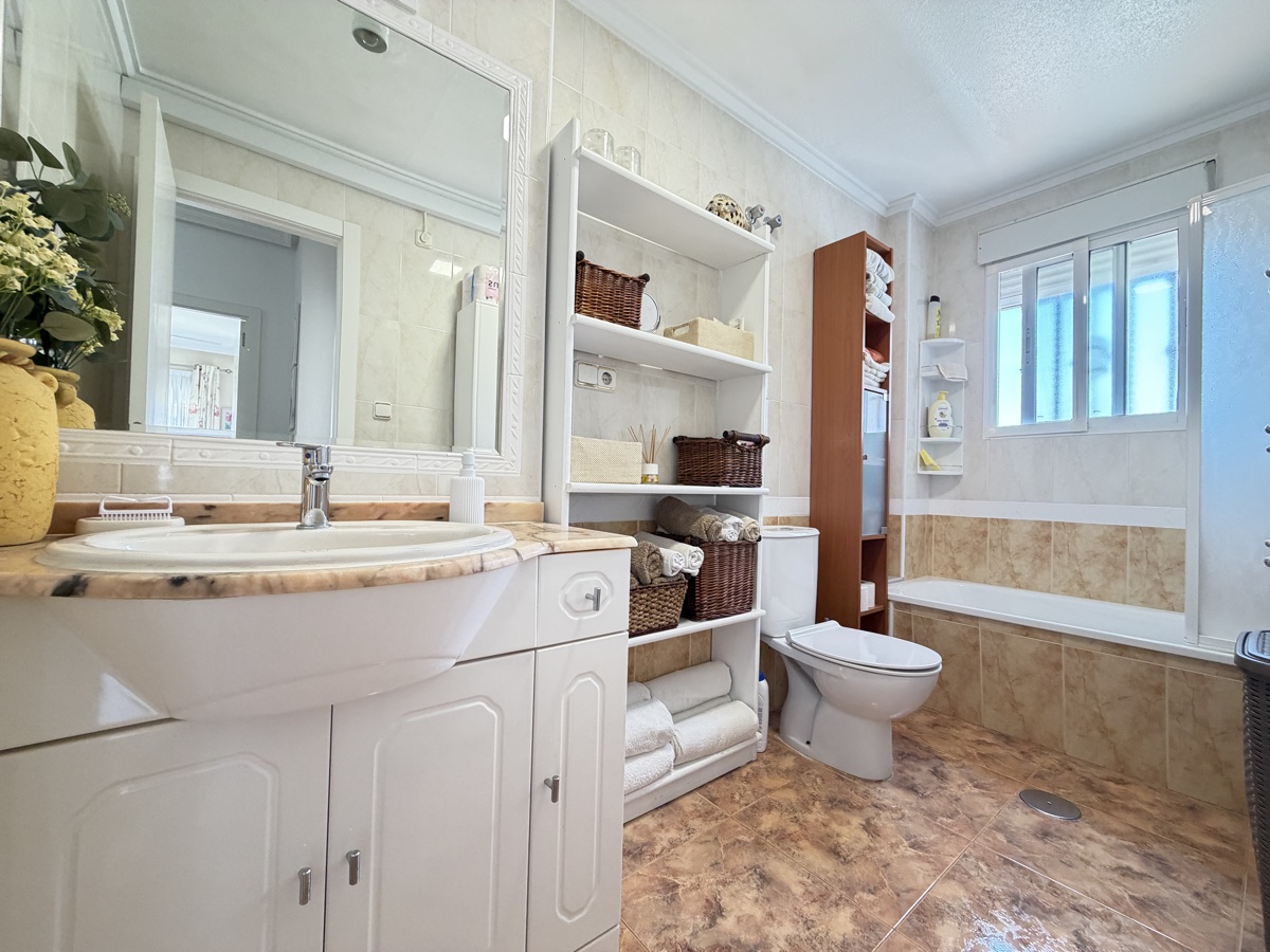 Casa adosada de 2 dormitorios y 2 baños en La Zenia