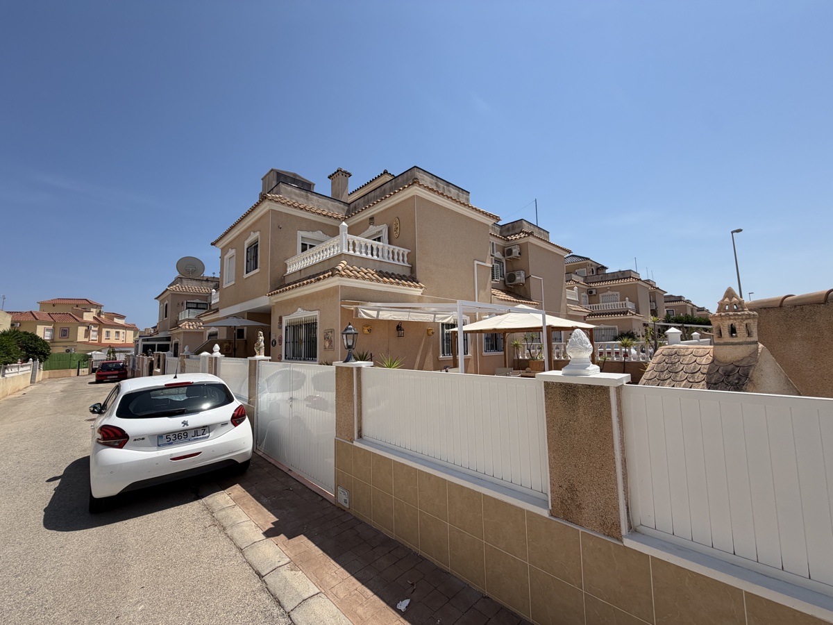 Casa adosada de 2 dormitorios y 2 baños en La Zenia