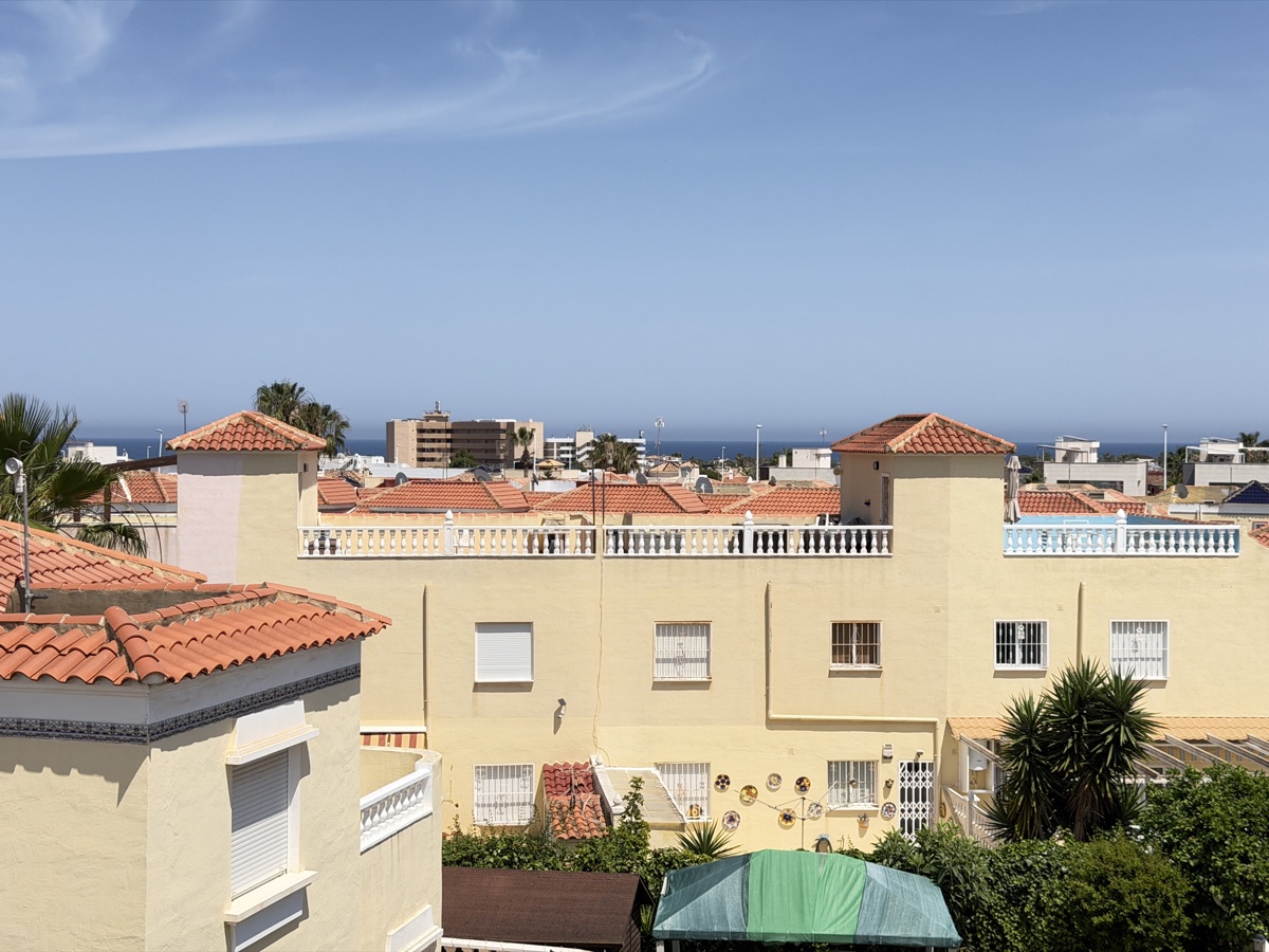 Casa adosada de 2 dormitorios y 2 baños en La Zenia