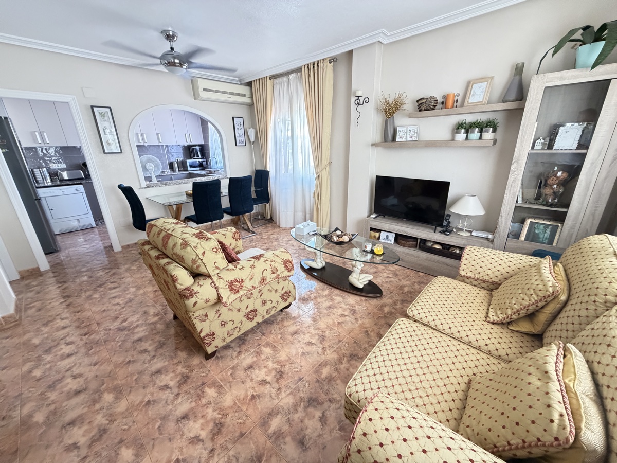Casa adosada de 2 dormitorios y 2 baños en La Zenia