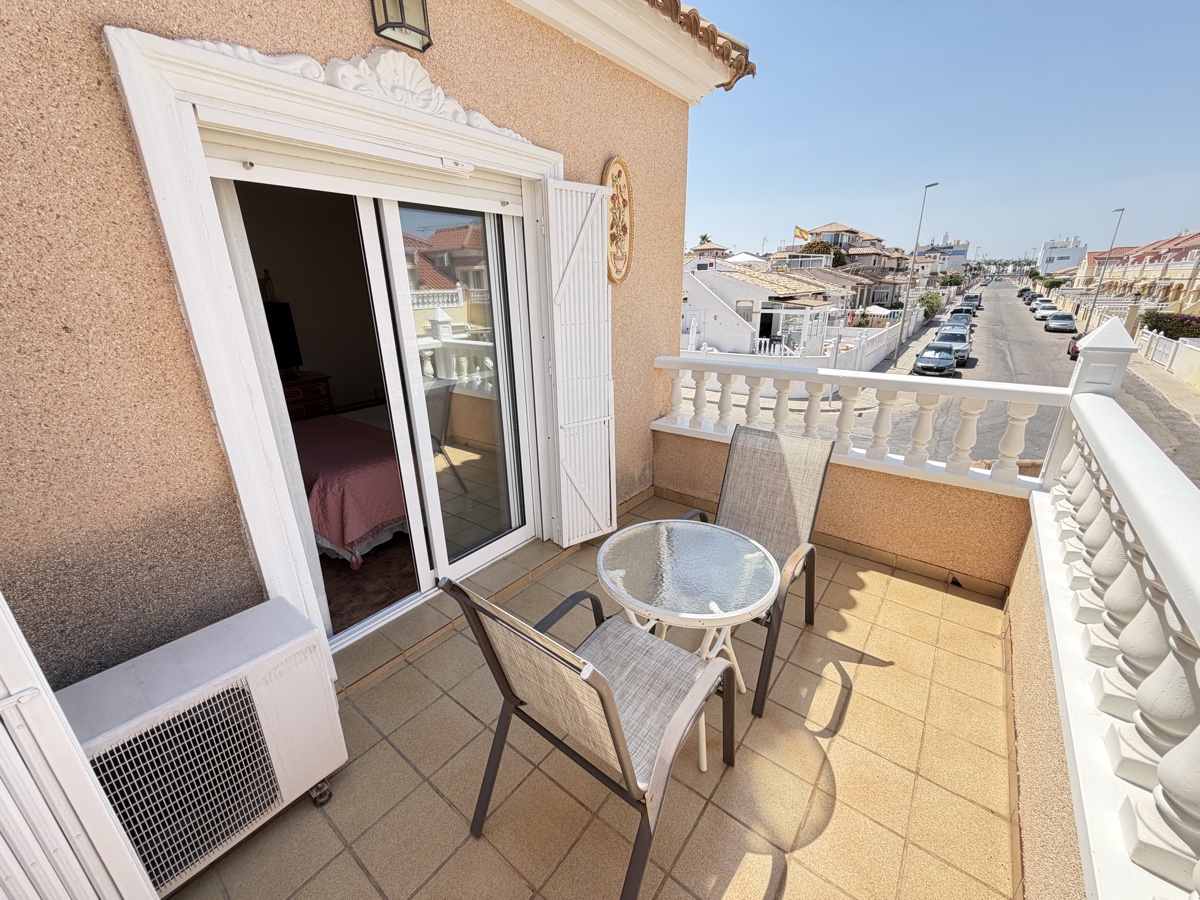 Casa adosada de 2 dormitorios y 2 baños en La Zenia
