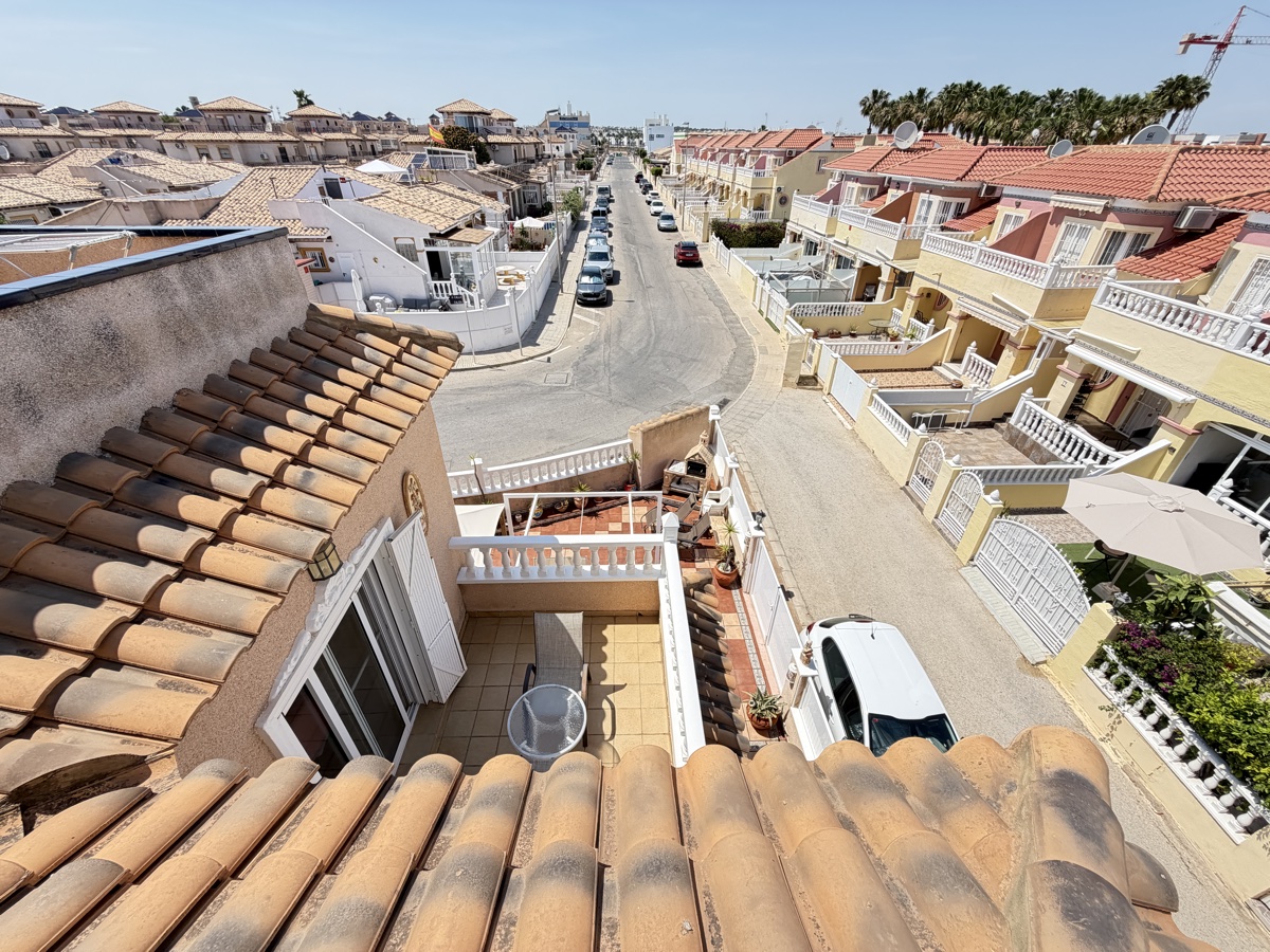 Casa adosada de 2 dormitorios y 2 baños en La Zenia