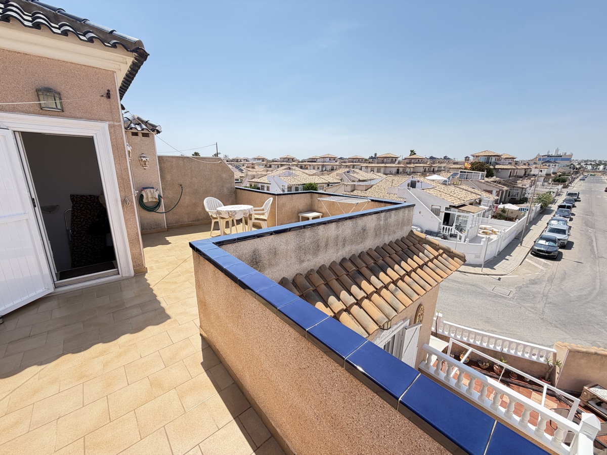 Casa adosada de 2 dormitorios y 2 baños en La Zenia