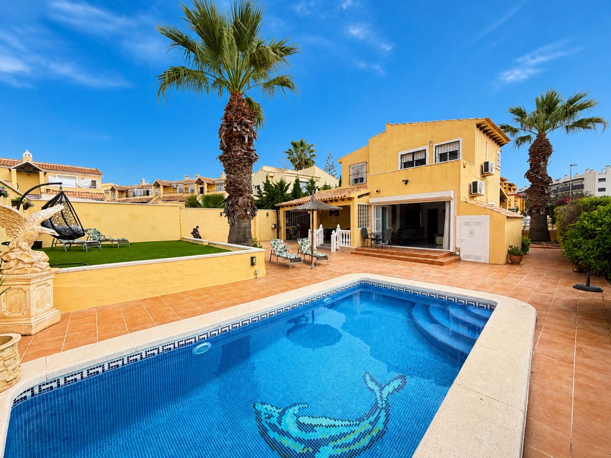 Villa de 4 dormitorios y 3 baños en Villamartin