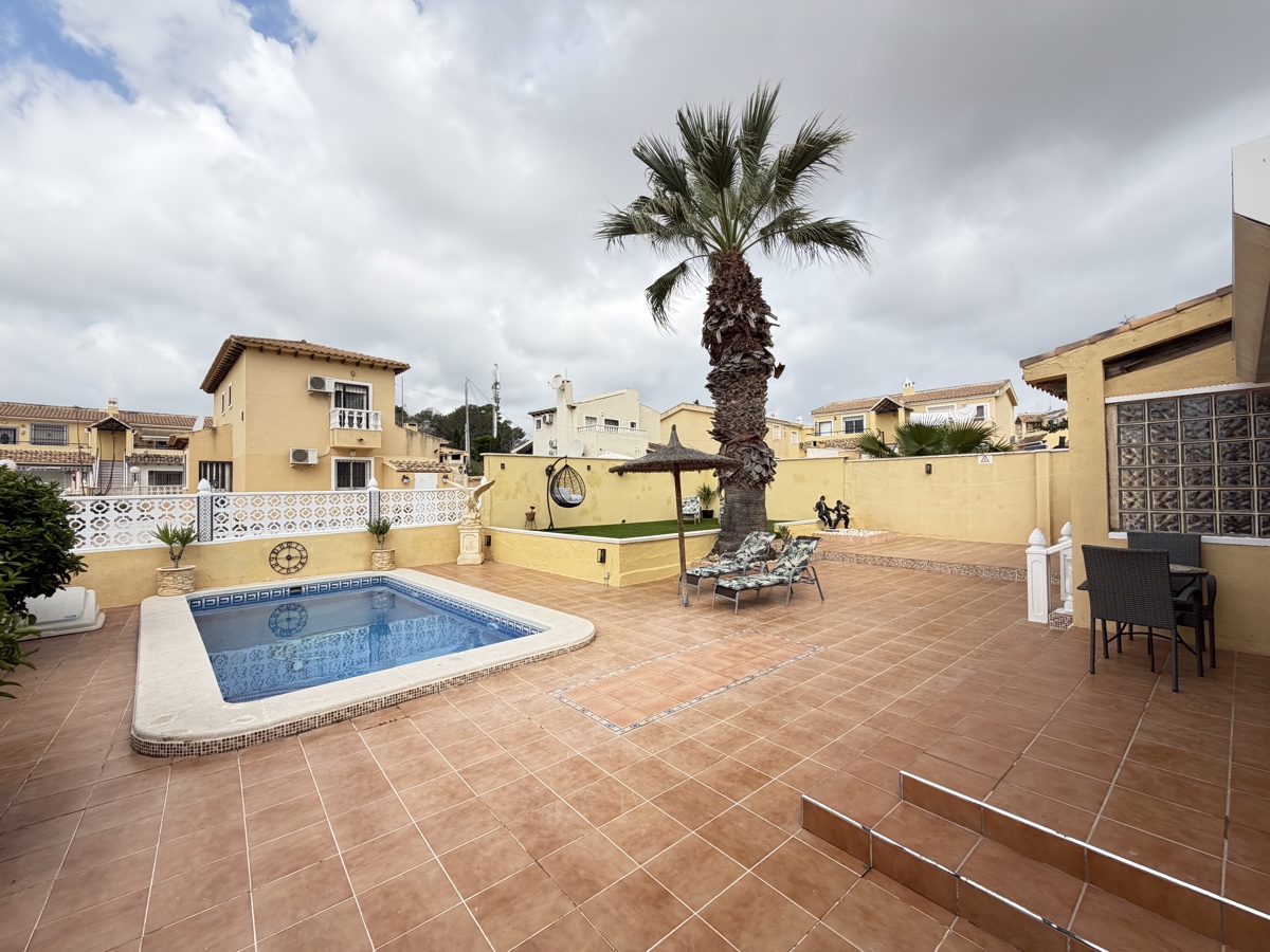 Villa de 4 dormitorios y 3 baños en Villamartin