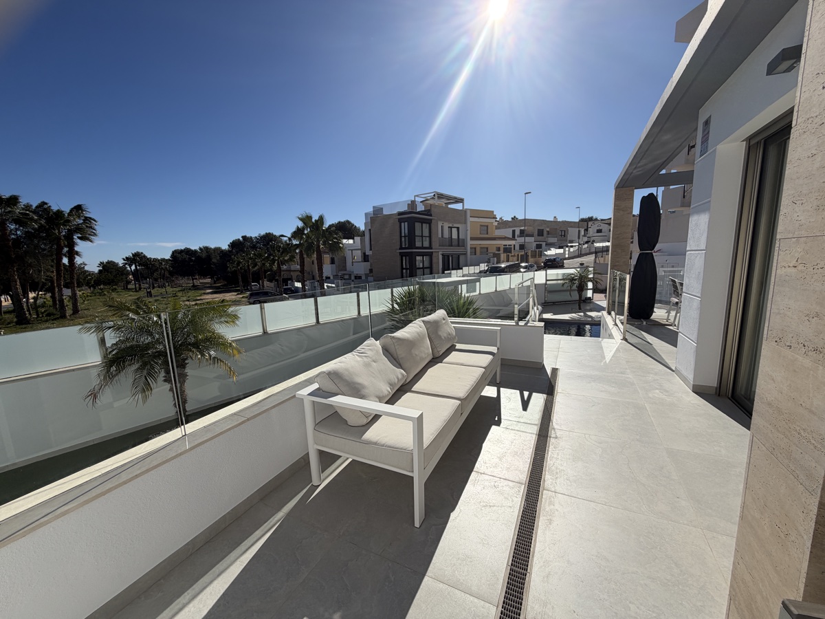 Villa de 4 dormitorios y 3 baños en Villamartin