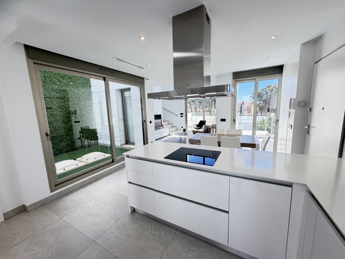 Villa de 4 dormitorios y 3 baños en Villamartin