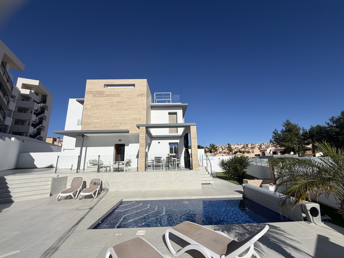 Villa de 4 dormitorios y 3 baños en Villamartin
