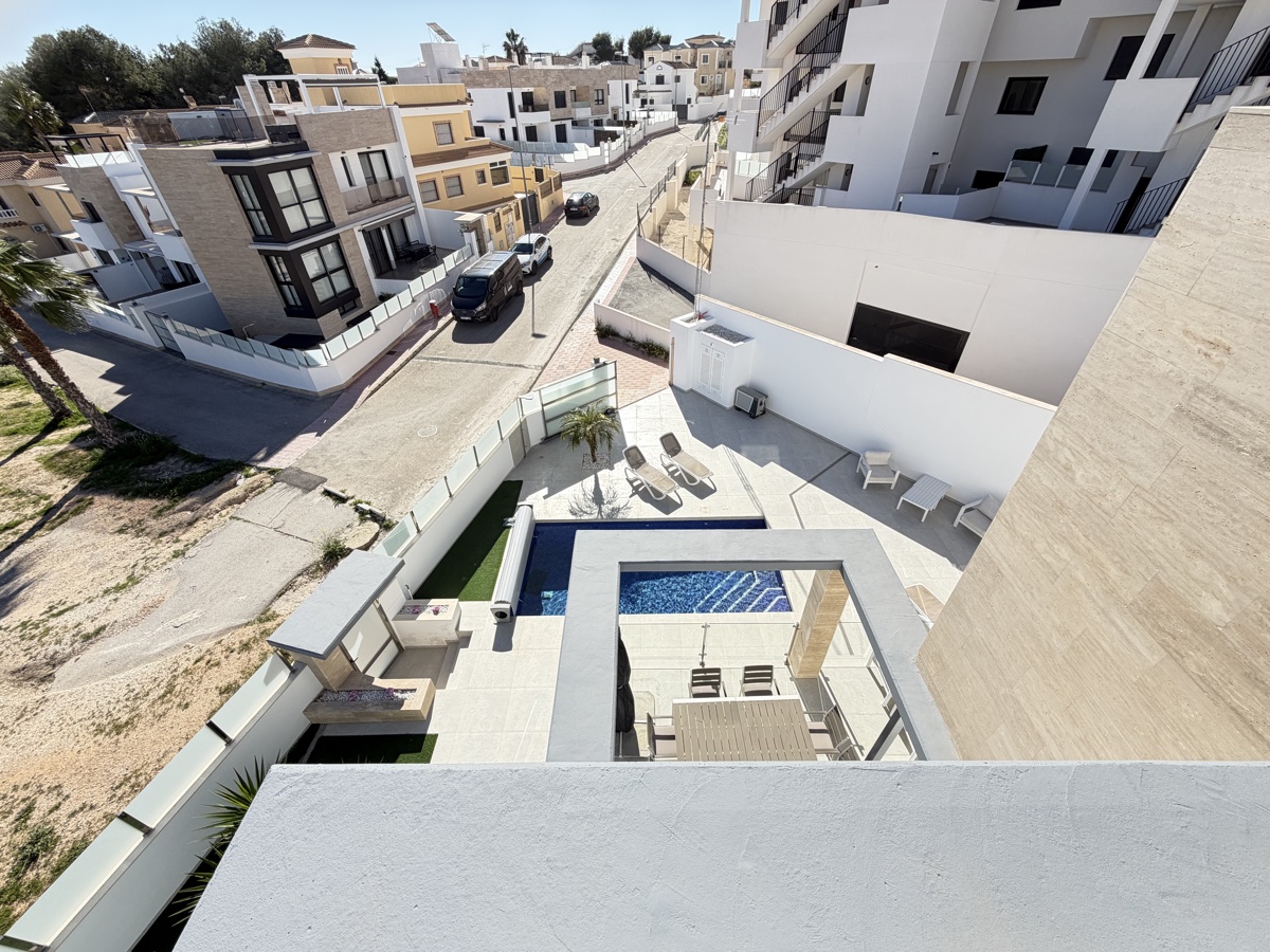 Villa de 4 dormitorios y 3 baños en Villamartin