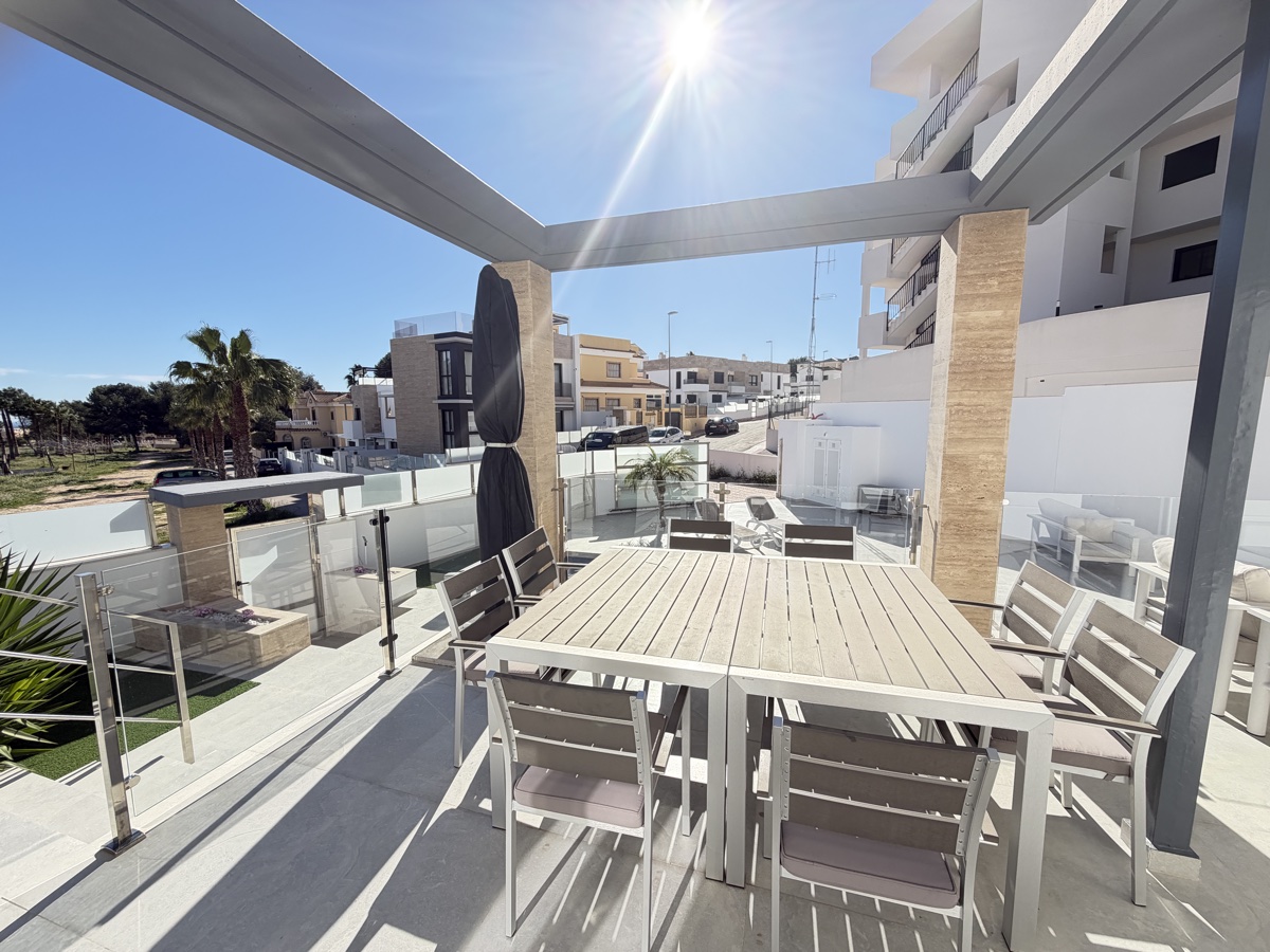 Villa de 4 dormitorios y 3 baños en Villamartin