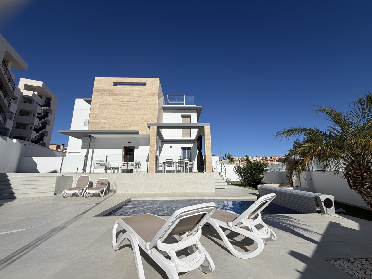 Villa de 4 dormitorios y 3 baños en Villamartin