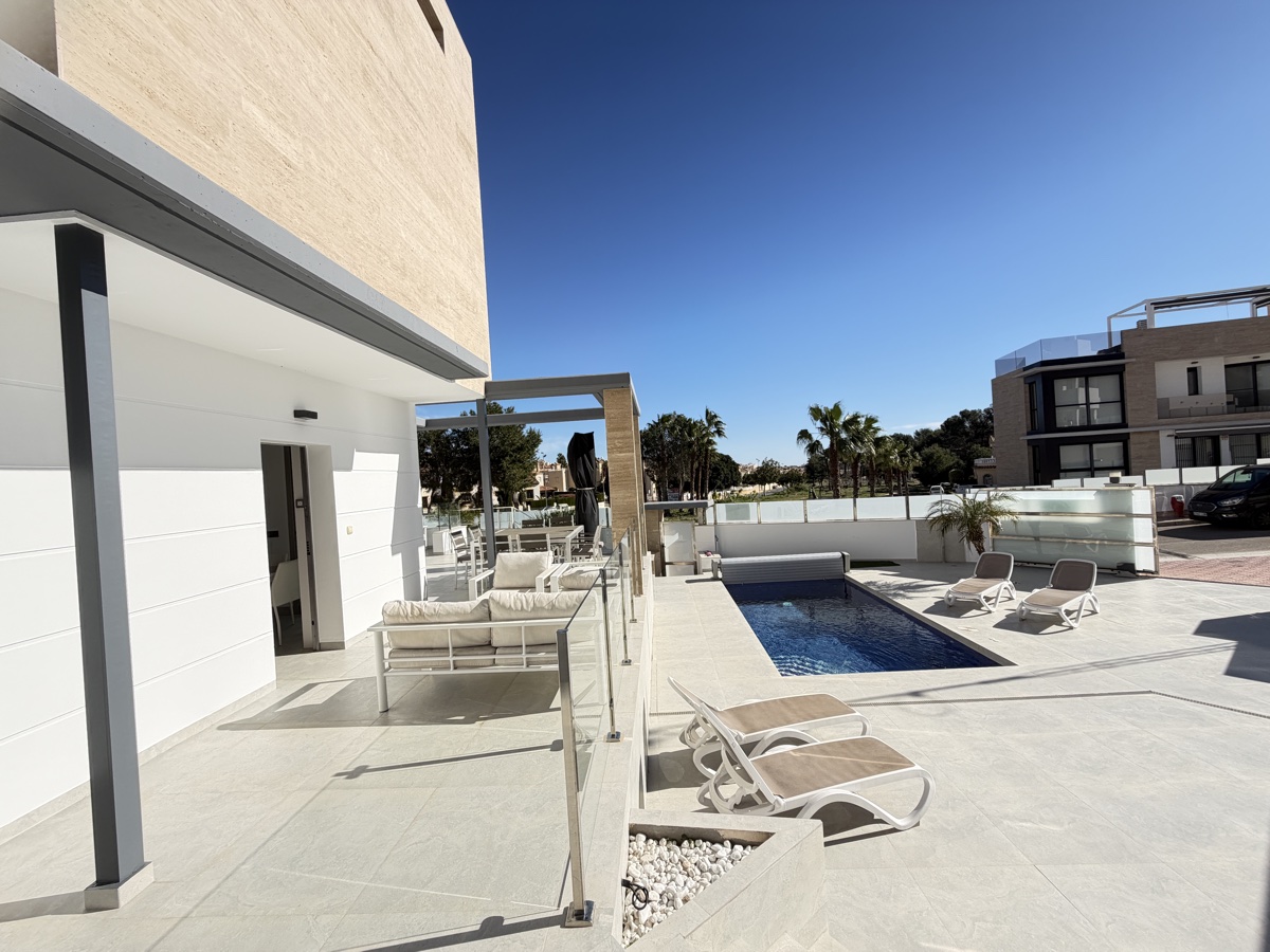 Villa de 4 dormitorios y 3 baños en Villamartin