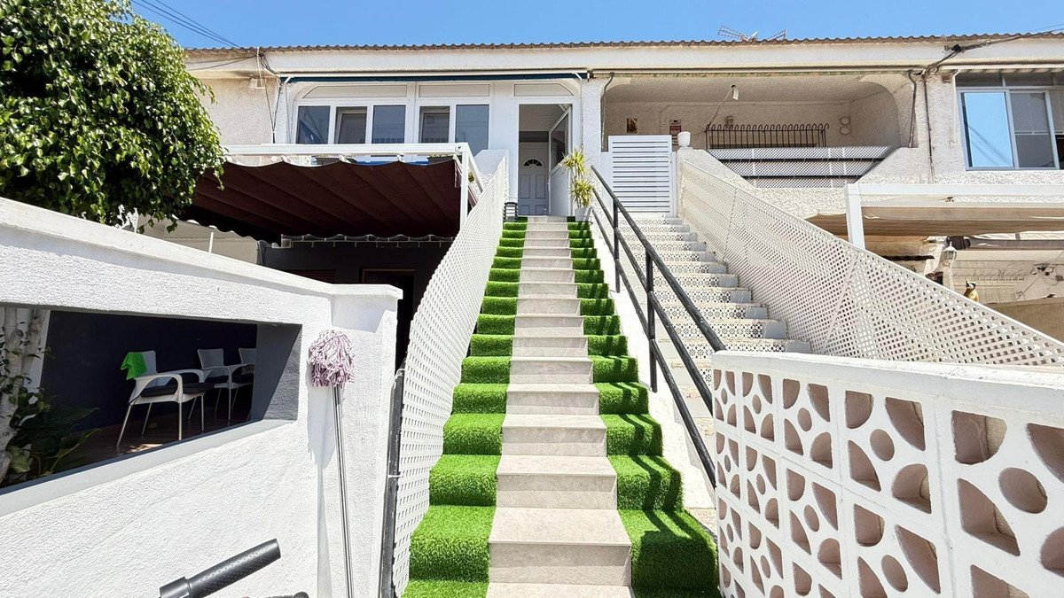 Villa de 2 dormitorios en venta en Torrevieja.
