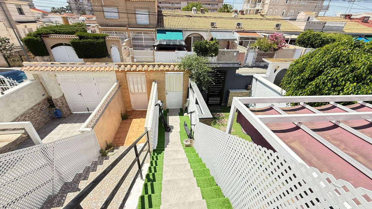 Villa de 2 dormitorios en venta en Torrevieja.