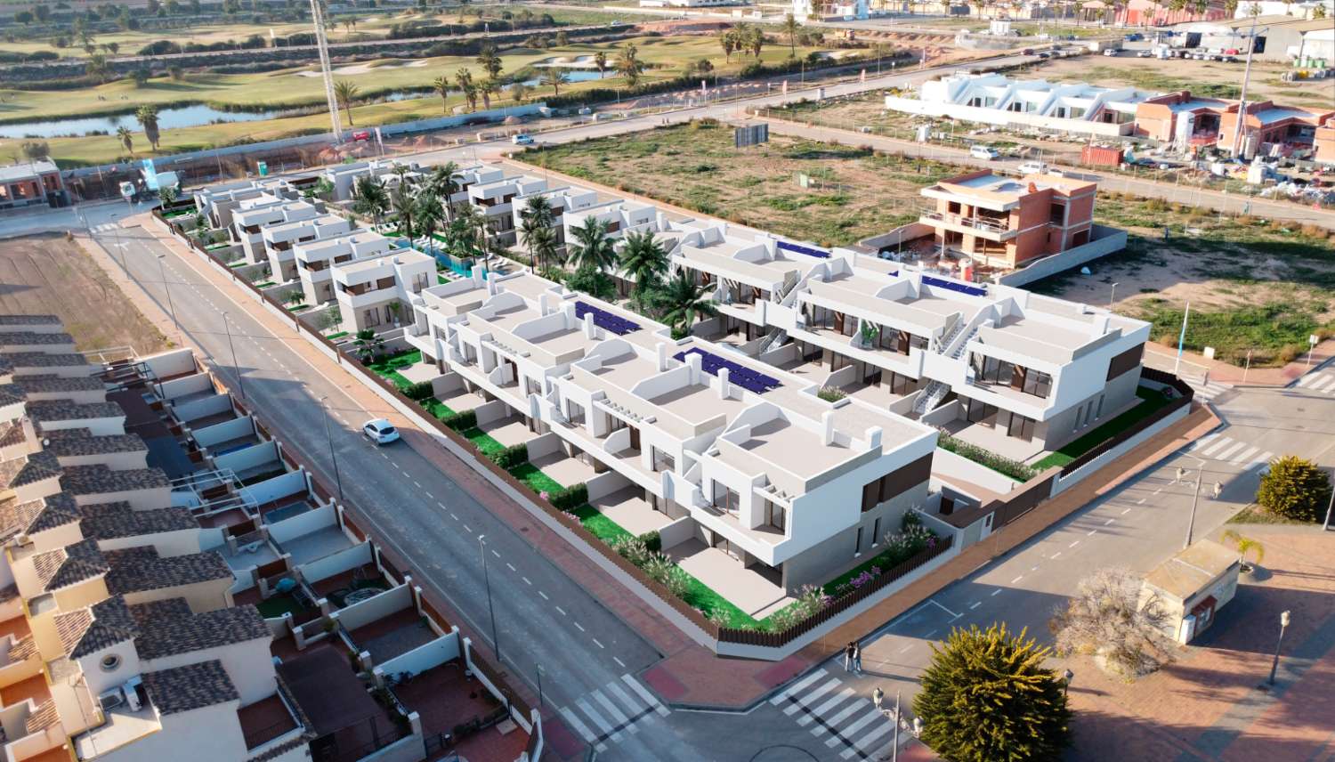 Bungalow de obra nueva en planta baja con jardín privado cerca de Serena Golf en Los Alcázares