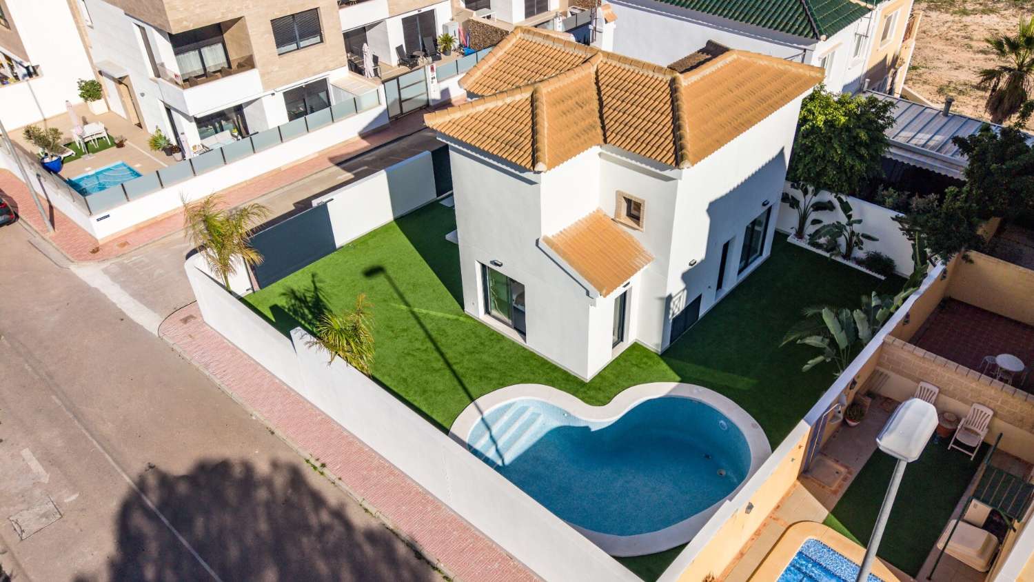 Villa totalmente renovada en Las Filipinas - Orihuela Costa