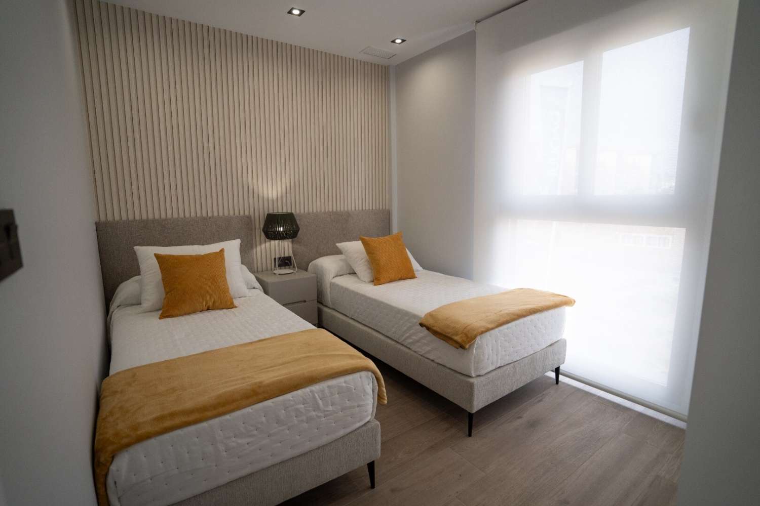 Projet de construction neuve à petite échelle de 26 appartements à Punta Prima, à 1000 m de la mer.