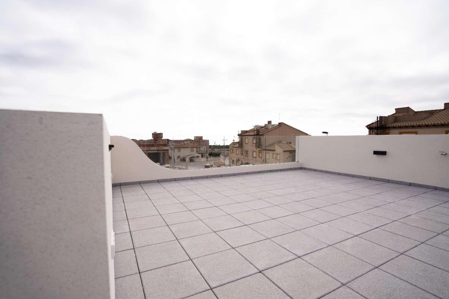 Projet de construction neuve à petite échelle de 26 appartements à Punta Prima, à 1000 m de la mer.