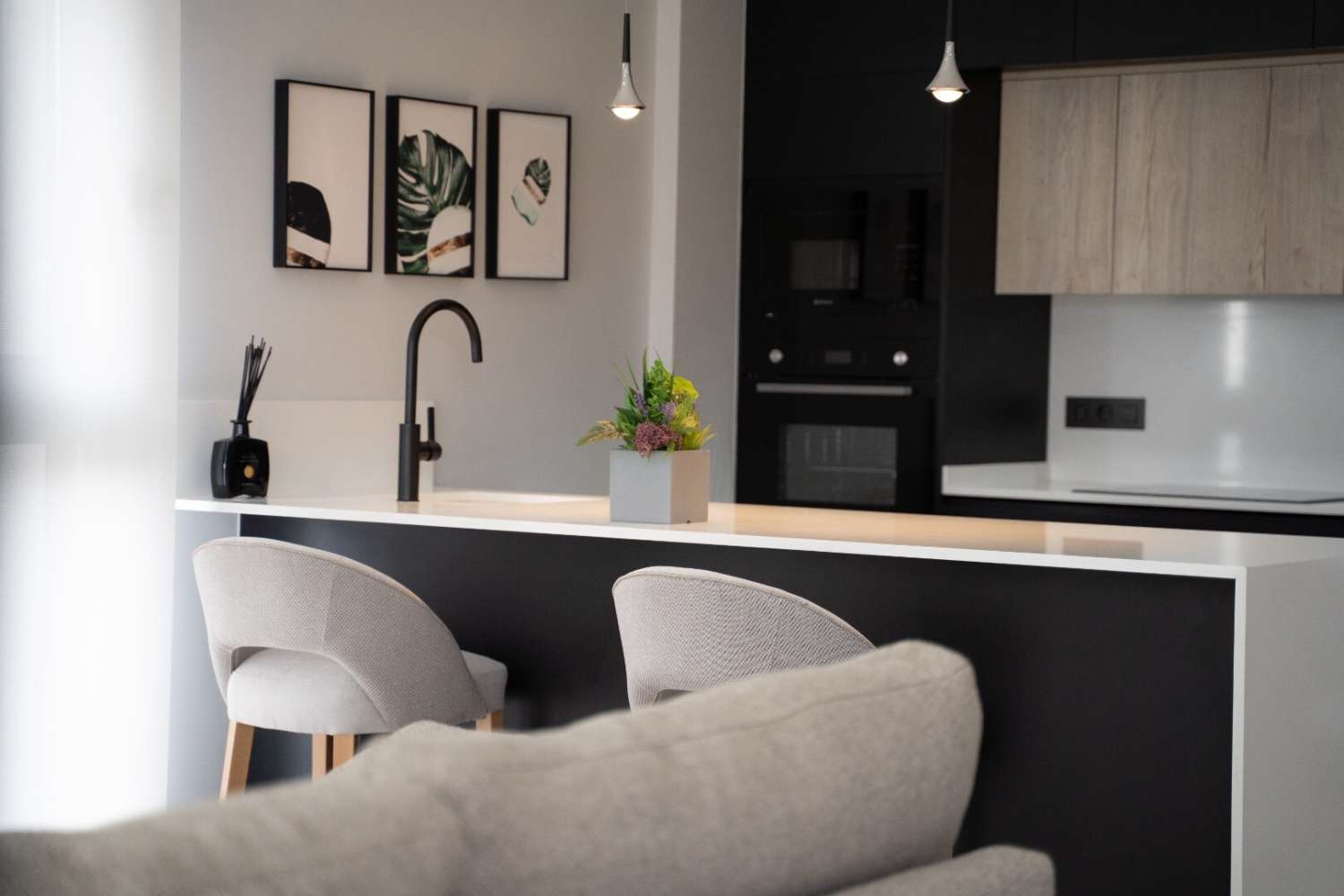 Projet de construction neuve à petite échelle de 26 appartements à Punta Prima, à 1000 m de la mer.