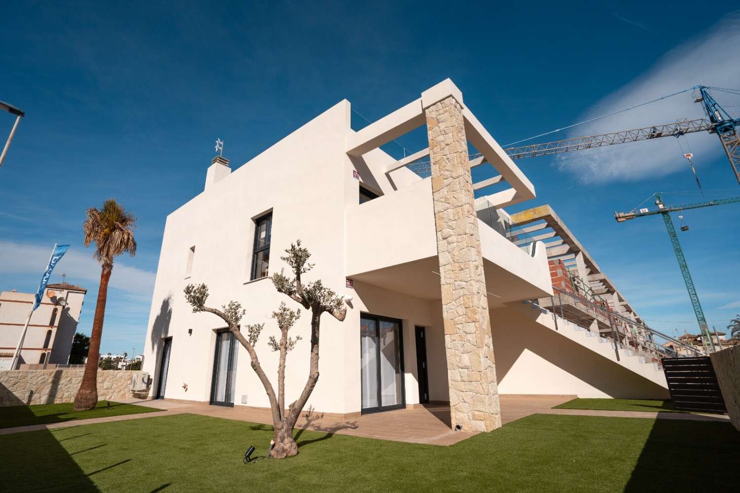 Projet de construction neuve à petite échelle de 26 appartements à Punta Prima, à 1000 m de la mer.