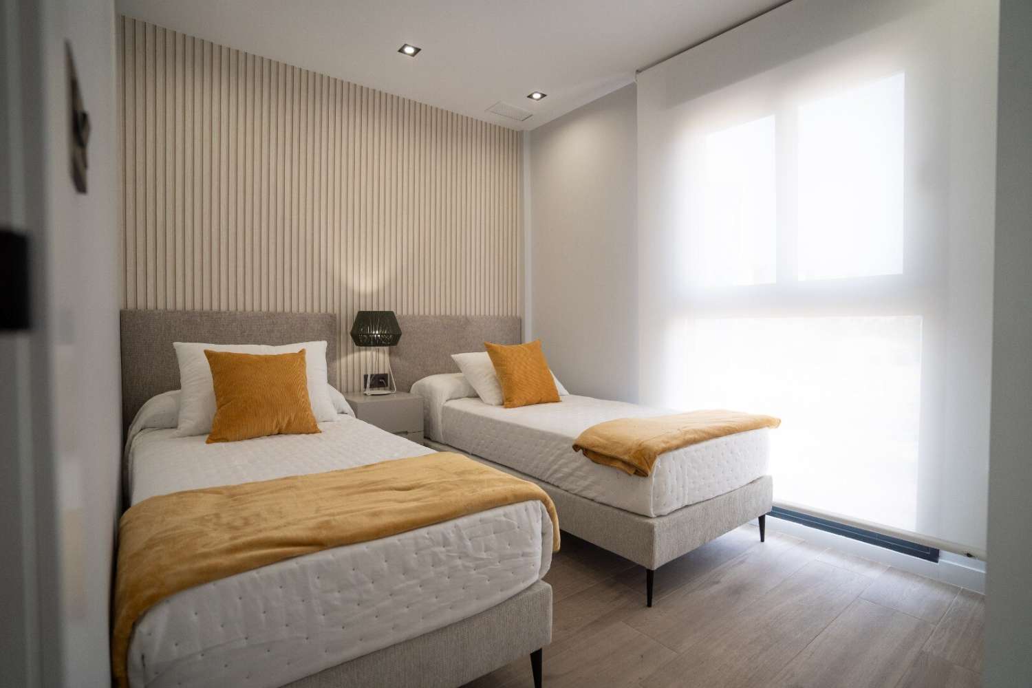 Projet de construction neuve à petite échelle de 26 appartements à Punta Prima, à 1000 m de la mer.